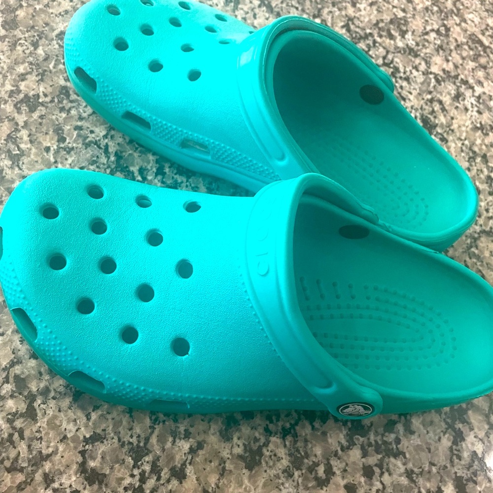 Crocs Aqua Teal in Excellent condition. Only worn once. Size M7/W9